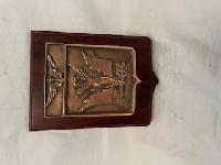 Plaque décorative en laiton colombe avec une branche d'olivier.